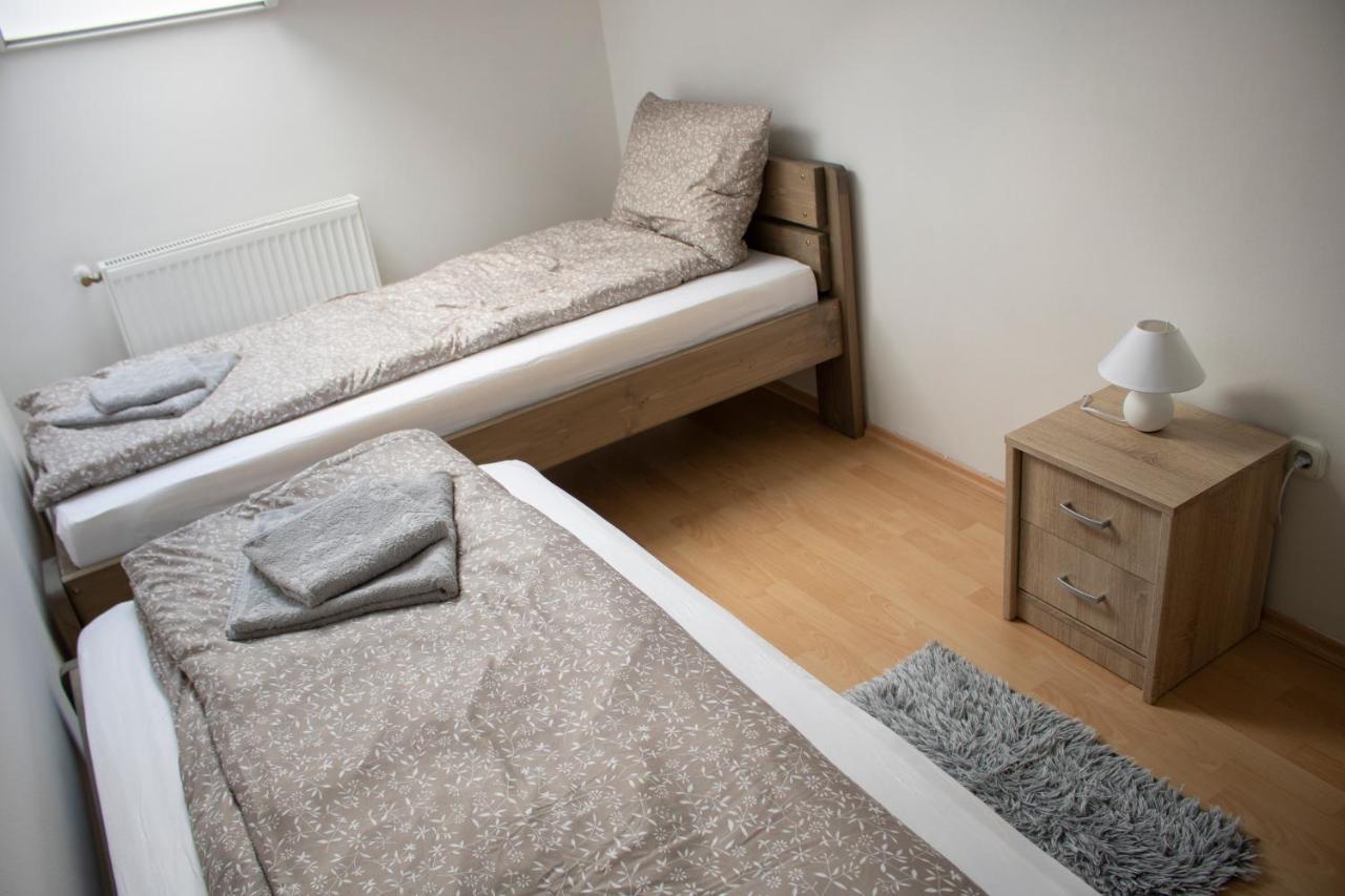 Апартаменты Csalogany Apartman Сексард Экстерьер фото