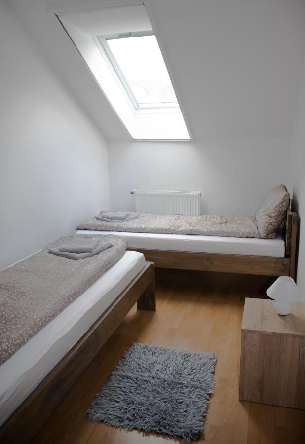 Апартаменты Csalogany Apartman Сексард Экстерьер фото
